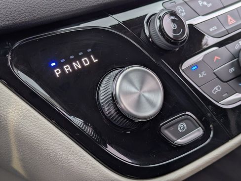 Used 2024 Chrysler Pacifica Touring-L image 16