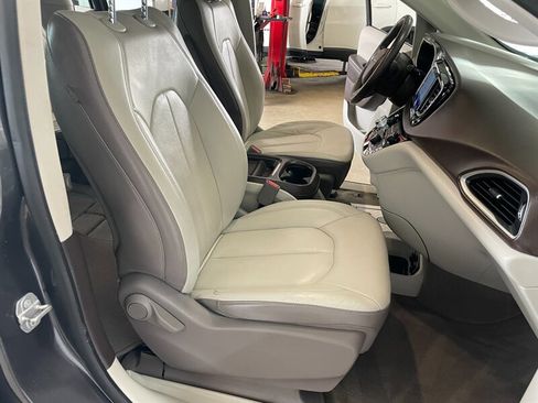 Used 2017 Chrysler Pacifica Touring-L image 18