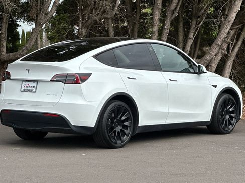 Used 2023 Tesla Model Y Long Range AWD/4WD image 4