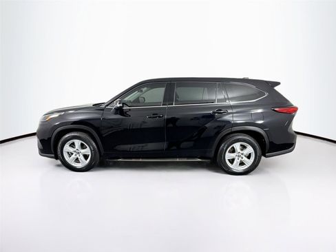 Certified 2022 Toyota Highlander LE image 11