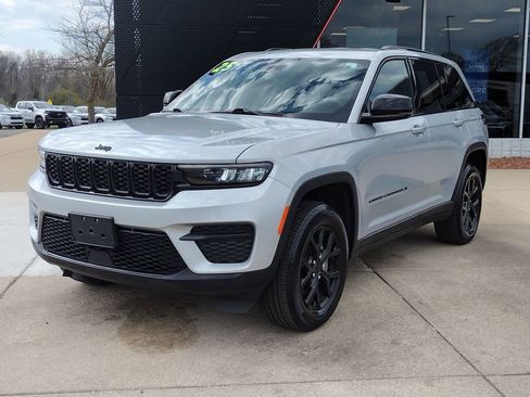 Used 2025 Jeep Grand Cherokee Altitude image 1