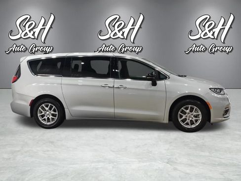 Used 2024 Chrysler Pacifica Touring-L FWD image 17