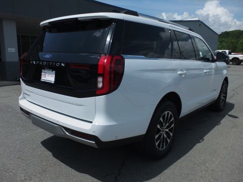 Used 2025 Ford Expedition Platinum AWD/4WD image 3