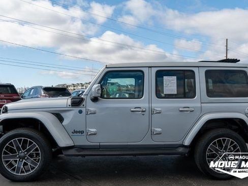 Used 2023 Jeep Wrangler Unlimited Sahara image 9