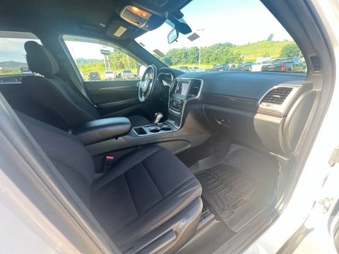 Used 2018 Jeep Grand Cherokee Laredo AWD/4WD image 12