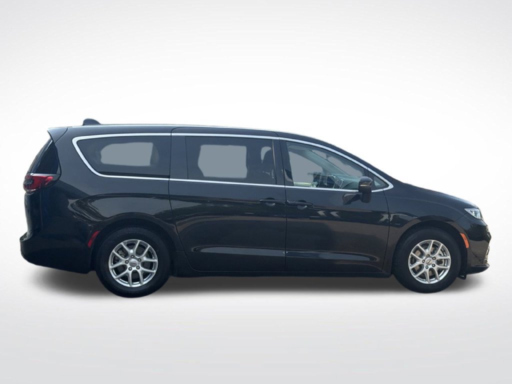 Used 2023 Chrysler Pacifica Touring-L FWD image 7