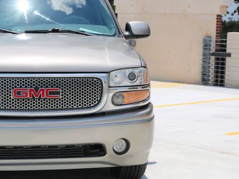 Used 2001 GMC Yukon XL Denali AWD/4WD image 13