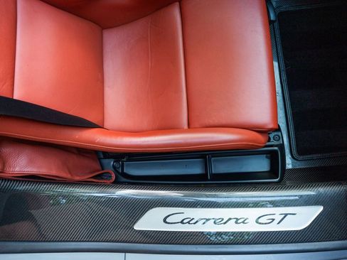 Used 2004 Porsche Carrera GT RWD image 26