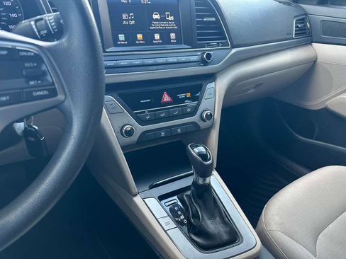 Used 2017 Hyundai Elantra SE FWD image 19