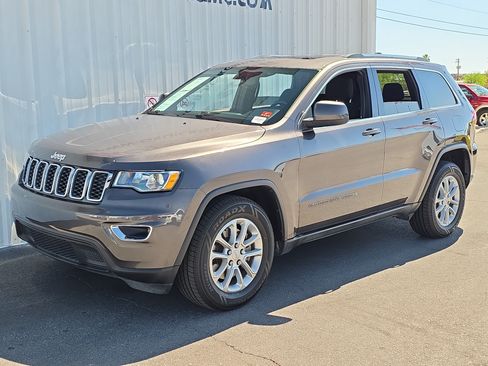 Used 2021 Jeep Grand Cherokee Laredo RWD image 3