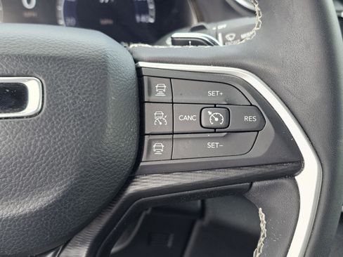 Used 2025 Jeep Grand Cherokee Altitude AWD/4WD image 21