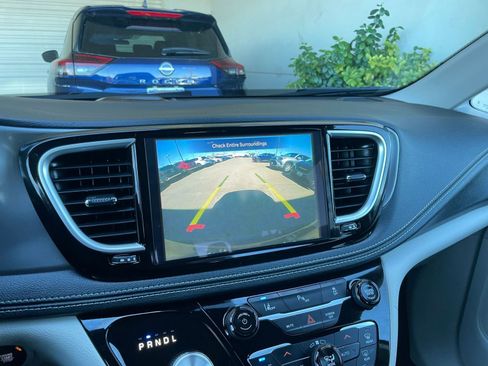 Used 2023 Chrysler Pacifica Touring-L image 25