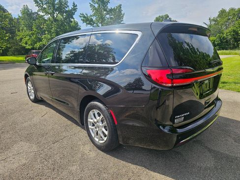 Used 2023 Chrysler Pacifica Touring-L FWD image 7