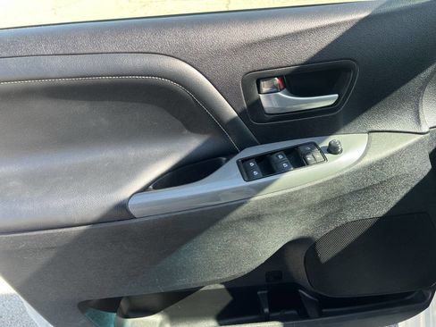 Used 2015 Toyota Sienna SE Premium image 30