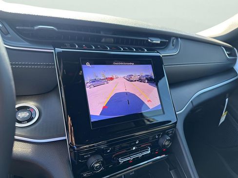 New 2025 Jeep Grand Cherokee Altitude image 39