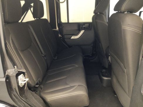 Used 2017 Jeep Wrangler Unlimited Sahara w/ Connectivity Group AWD/4WD image 19