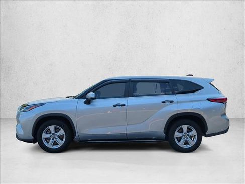 Used 2023 Toyota Highlander LE FWD image 8