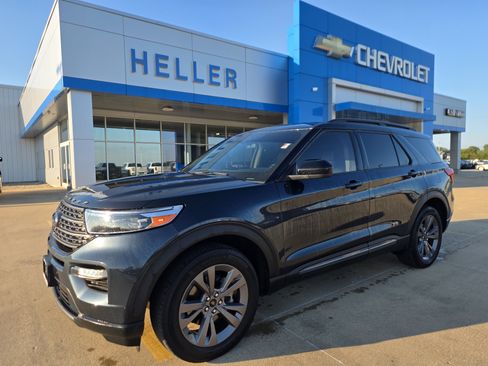 Used 2022 Ford Explorer XLT w/ Equipment Group 202A AWD/4WD image 3