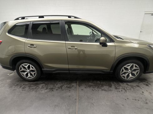 Used 2024 Subaru Forester Premium AWD/4WD image 9