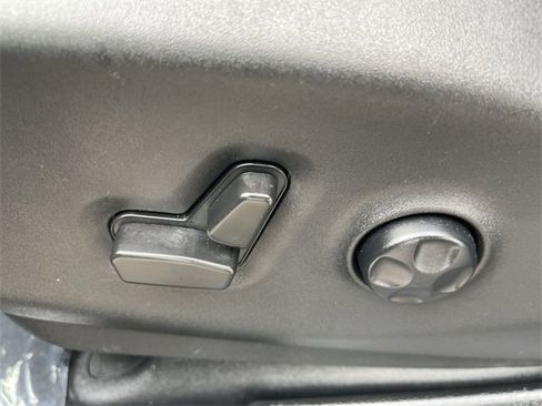 Used 2025 Chrysler Pacifica Select image 12