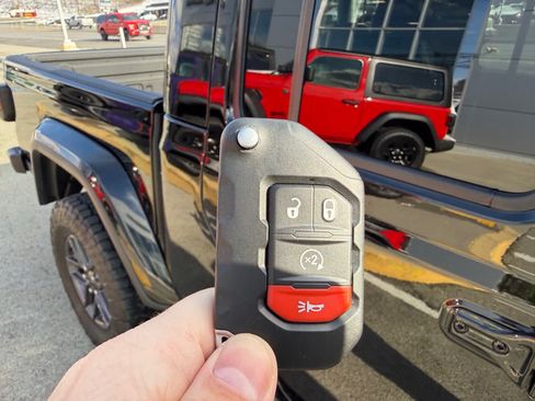 Certified 2025 Jeep Gladiator Sport AWD/4WD image 24