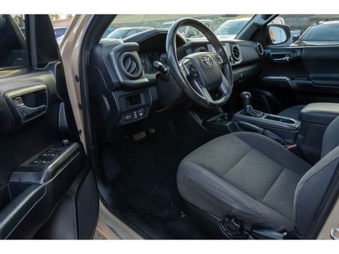 Used 2017 Toyota Tacoma TRD Off-Road image 10