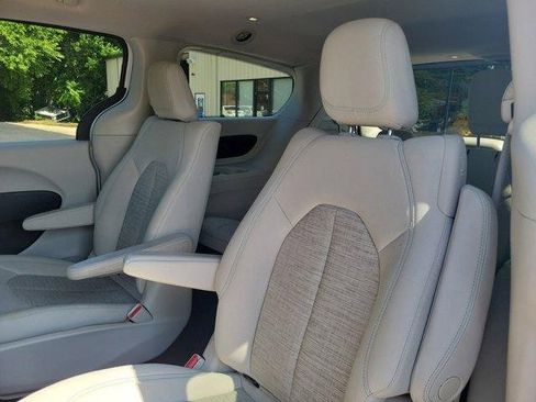 Used 2018 Chrysler Pacifica Touring Plus image 10