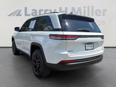 Used 2024 Jeep Grand Cherokee Altitude AWD/4WD image 3