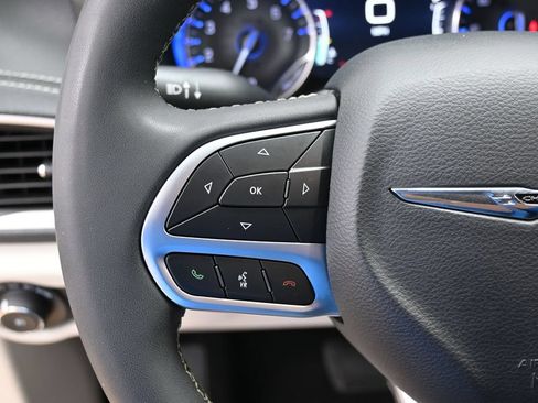 Used 2024 Chrysler Pacifica Touring-L FWD image 19