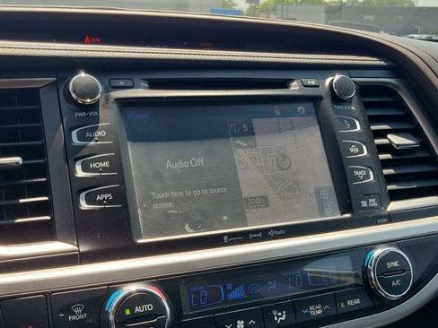 Used 2019 Toyota Highlander XLE AWD/4WD image 23