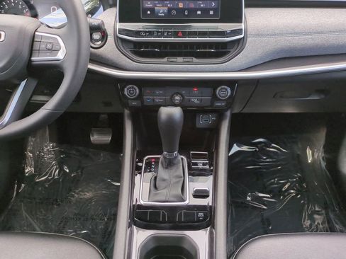 Used 2025 Jeep Compass Latitude AWD/4WD image 18