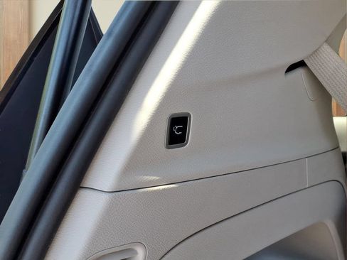 Used 2023 Chrysler Pacifica Touring-L FWD image 32
