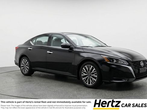 Used 2025 Nissan Altima 2.5 SV image 1
