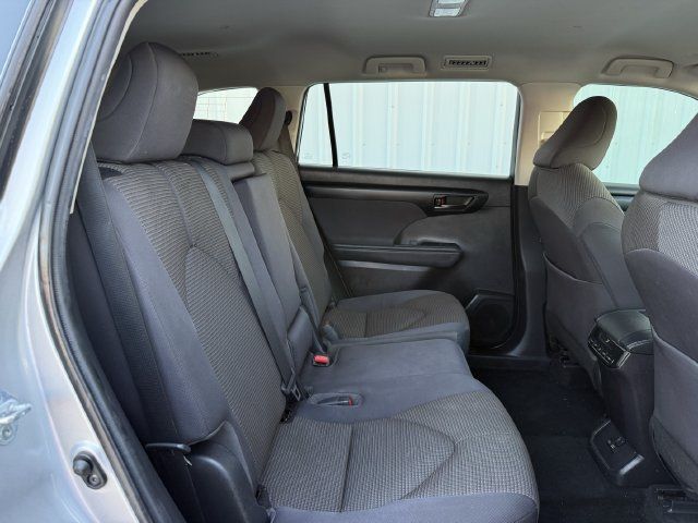 Used 2022 Toyota Highlander LE FWD image 31