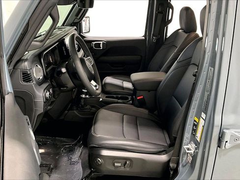 Used 2026 Jeep Wrangler Unlimited Sahara AWD/4WD image 18