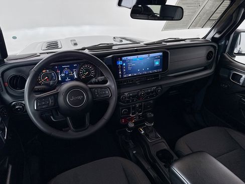 Used 2025 Jeep Wrangler Unlimited Rubicon AWD/4WD image 21