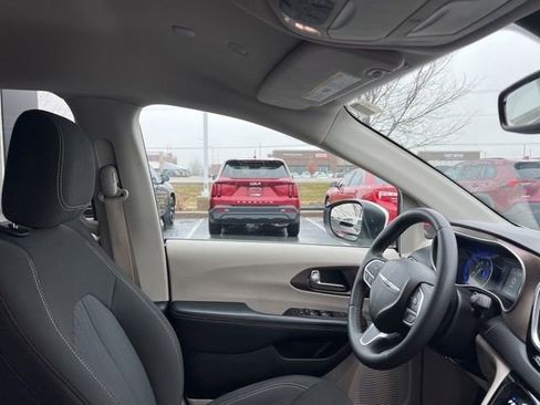 Used 2025 Chrysler Pacifica Select image 35