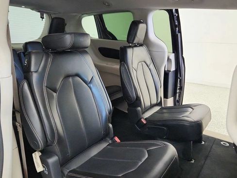Used 2023 Chrysler Pacifica Touring-L FWD image 30