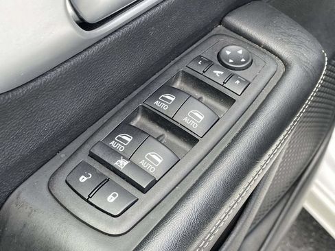 Certified 2025 Chrysler Pacifica Limited FWD image 28