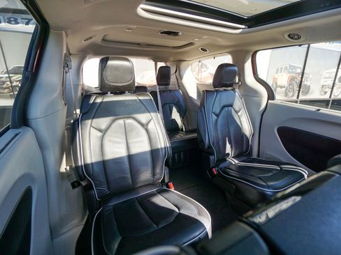 Used 2021 Chrysler Pacifica Limited w/ Uconnect Theater Family Group image 36