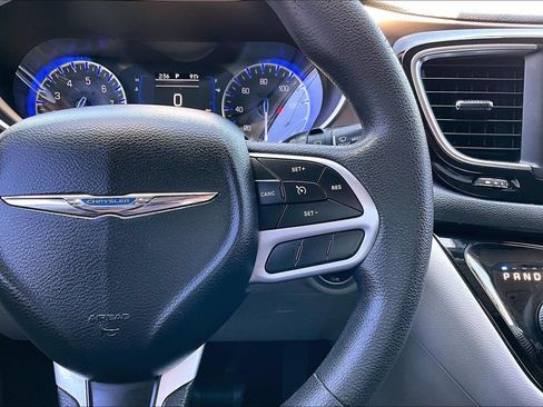 Used 2018 Chrysler Pacifica Touring Plus w/ Tire & Wheel Group FWD image 7