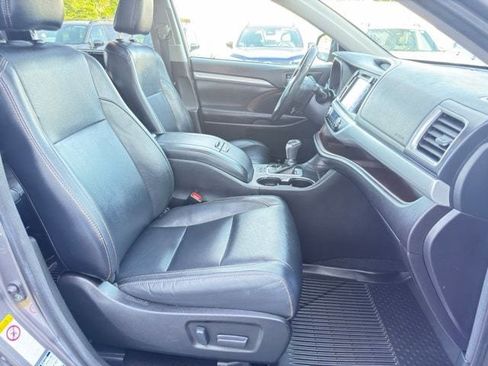 Used 2017 Toyota Highlander XLE w/ Carpet Mat Package AWD/4WD image 26