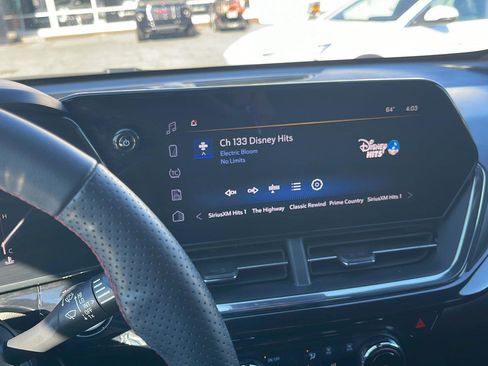 Used 2025 Chevrolet Trax RS w/ Sunroof Package image 14