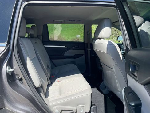 Used 2017 Toyota Highlander Plus AWD/4WD image 25