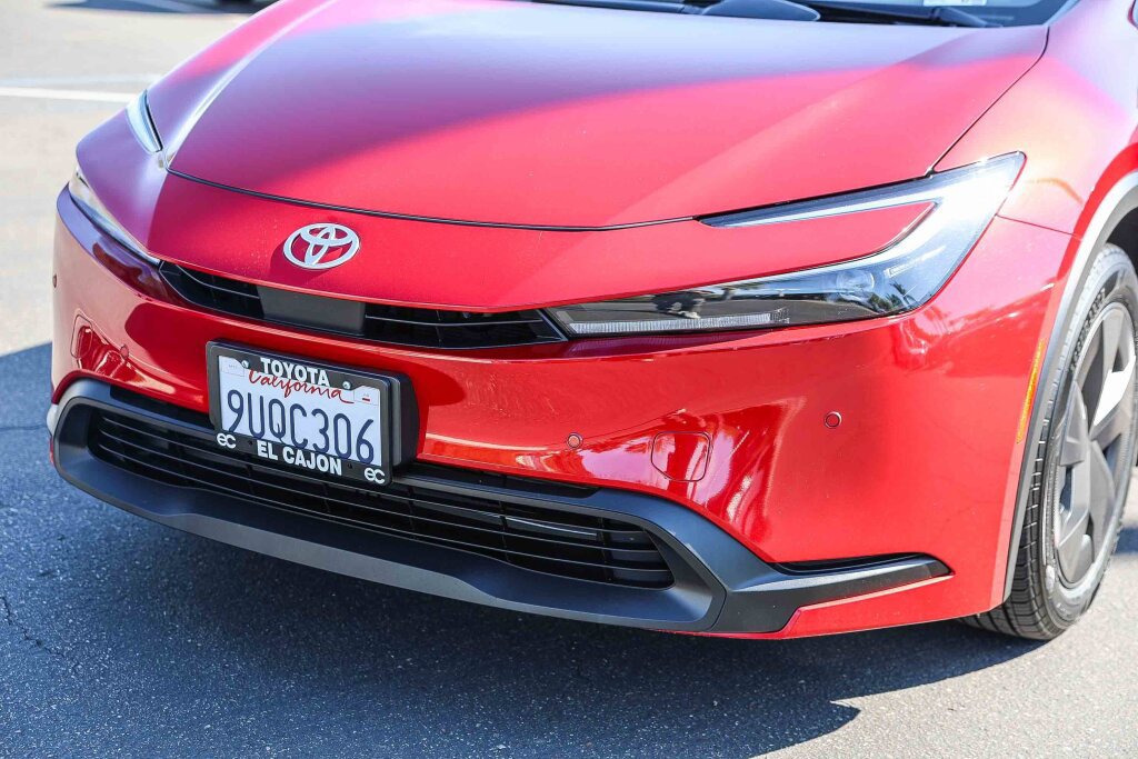 Certified 2025 Toyota Prius LE FWD image 17
