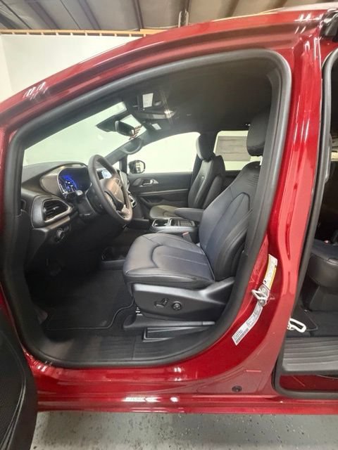 New 2027 Chrysler Pacifica Select AWD/4WD image 13