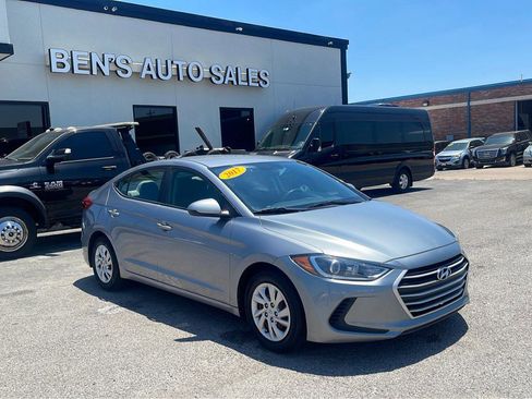 Used 2017 Hyundai Elantra SE image 4