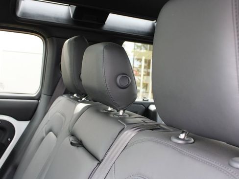 Used 2025 Land Rover Defender 110 X-Dynamic SE AWD/4WD image 27