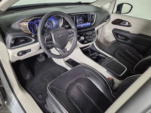Certified 2024 Chrysler Pacifica Limited image 12