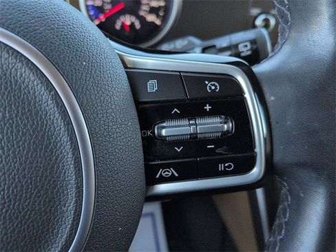 Used 2022 Kia Carnival LX image 17